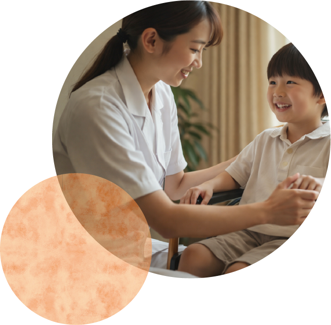 ヘルパーが子どもに寄り添いながらケアをしている様子
